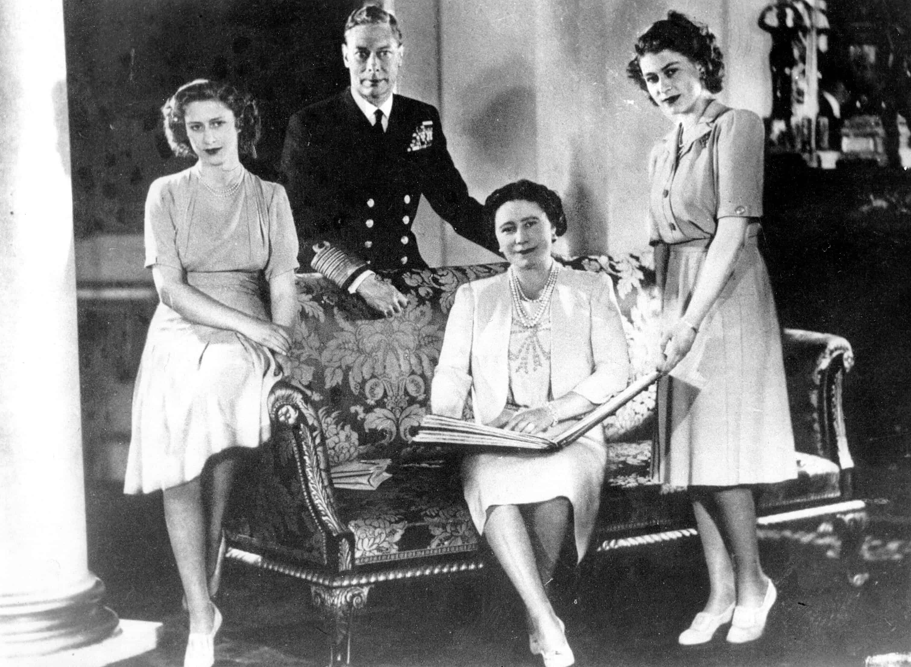 El Rey Jorge VI e Isabel de Inglaterra, junto a sus hijas, las princesas Isabel y Margarita.