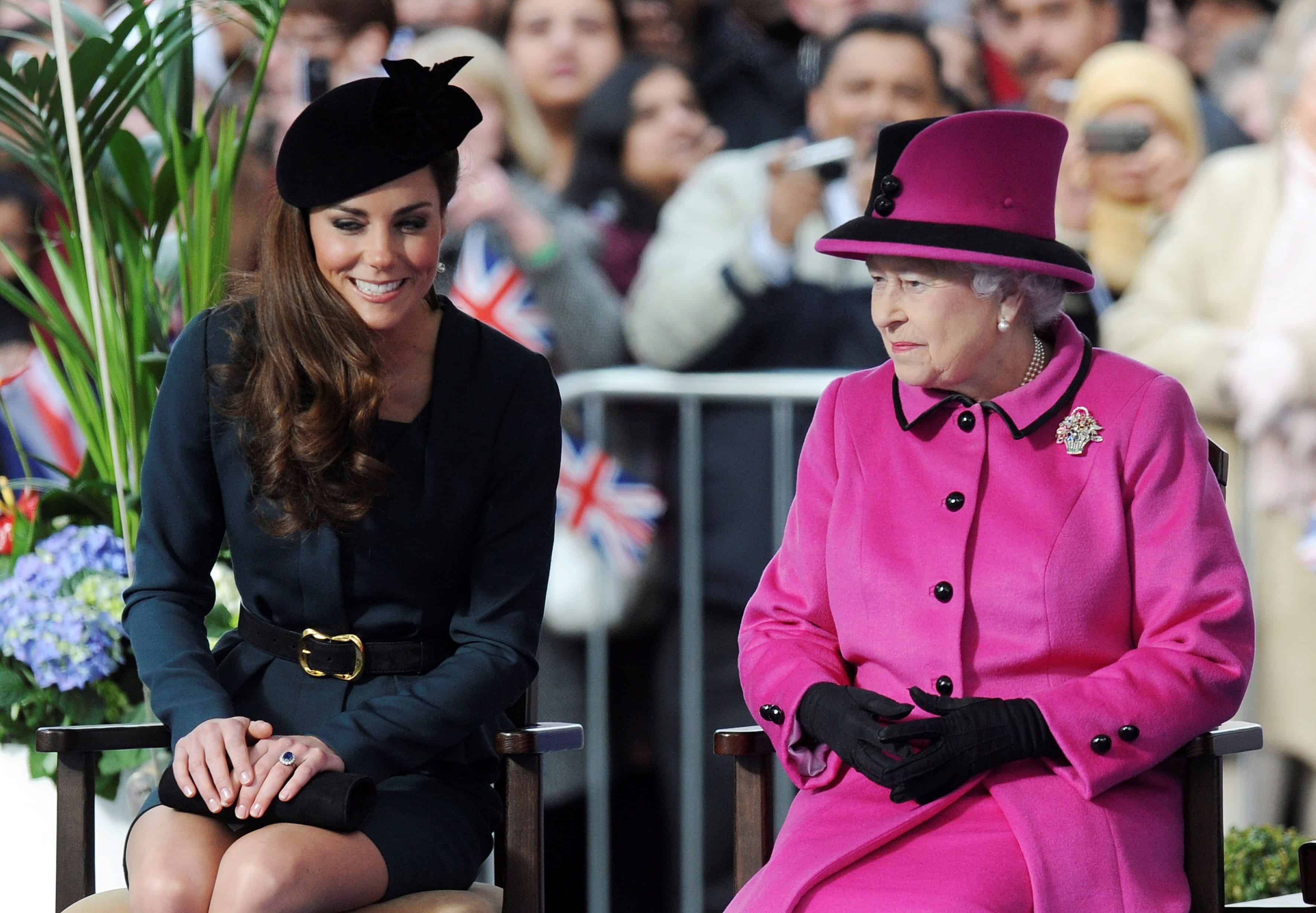 La reina Isabel II (d) y la duquesa de Cambridge, Catalina Middleton (iz) durante el descubrimiento de una placa en Leicester, (Reino Unido) el 8 de marzo de 2012 como parte de los eventos programados para celebrar los 60 años de su llegada al trono.