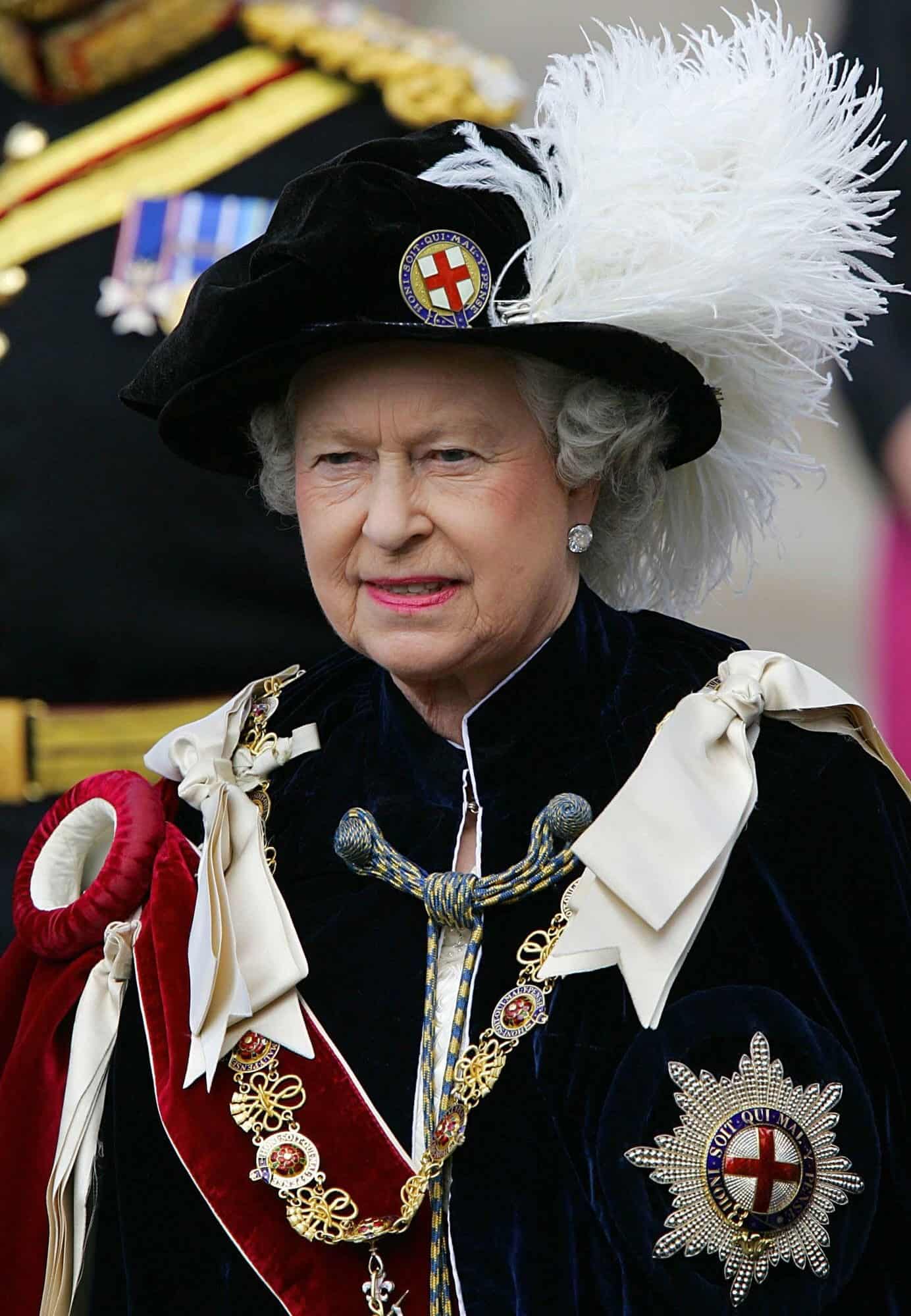 Isabel II llega a Capilla de San Jorge, en Windsor, Inglaterra, el lunes 13 de junio de 2005 para el servicio a la Orden de la Jarretera.