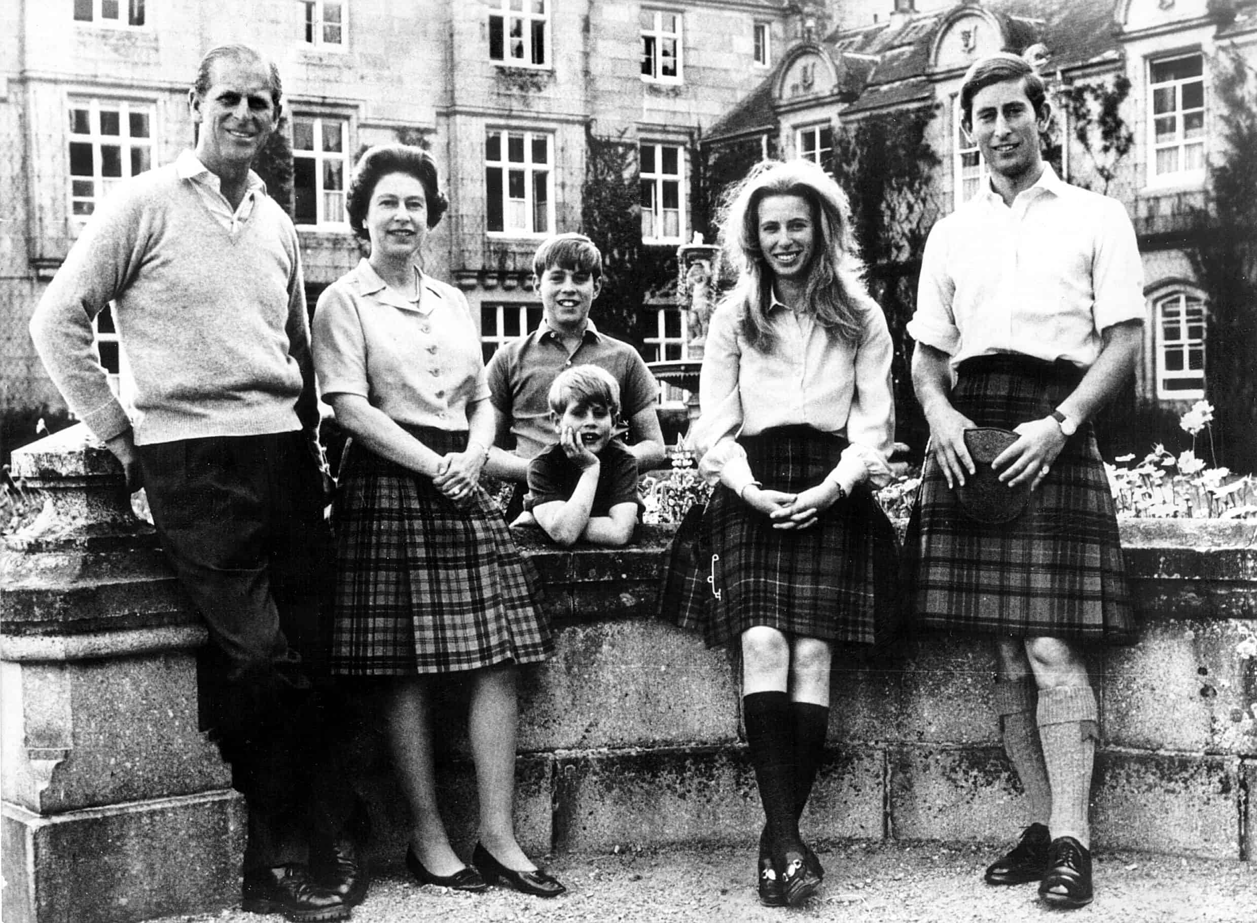 En esta foto vemos a la Familia Real en el castillo de Balmoral. De izquierda a derecha: el Príncipe Felipe, la Reina Isabel II, el Príncipe Andrés, de 12 años (detrás), el Príncipe Eduardo, de 8, la Princesa Ana, de 22 y el Príncipe Carlos, de 24.