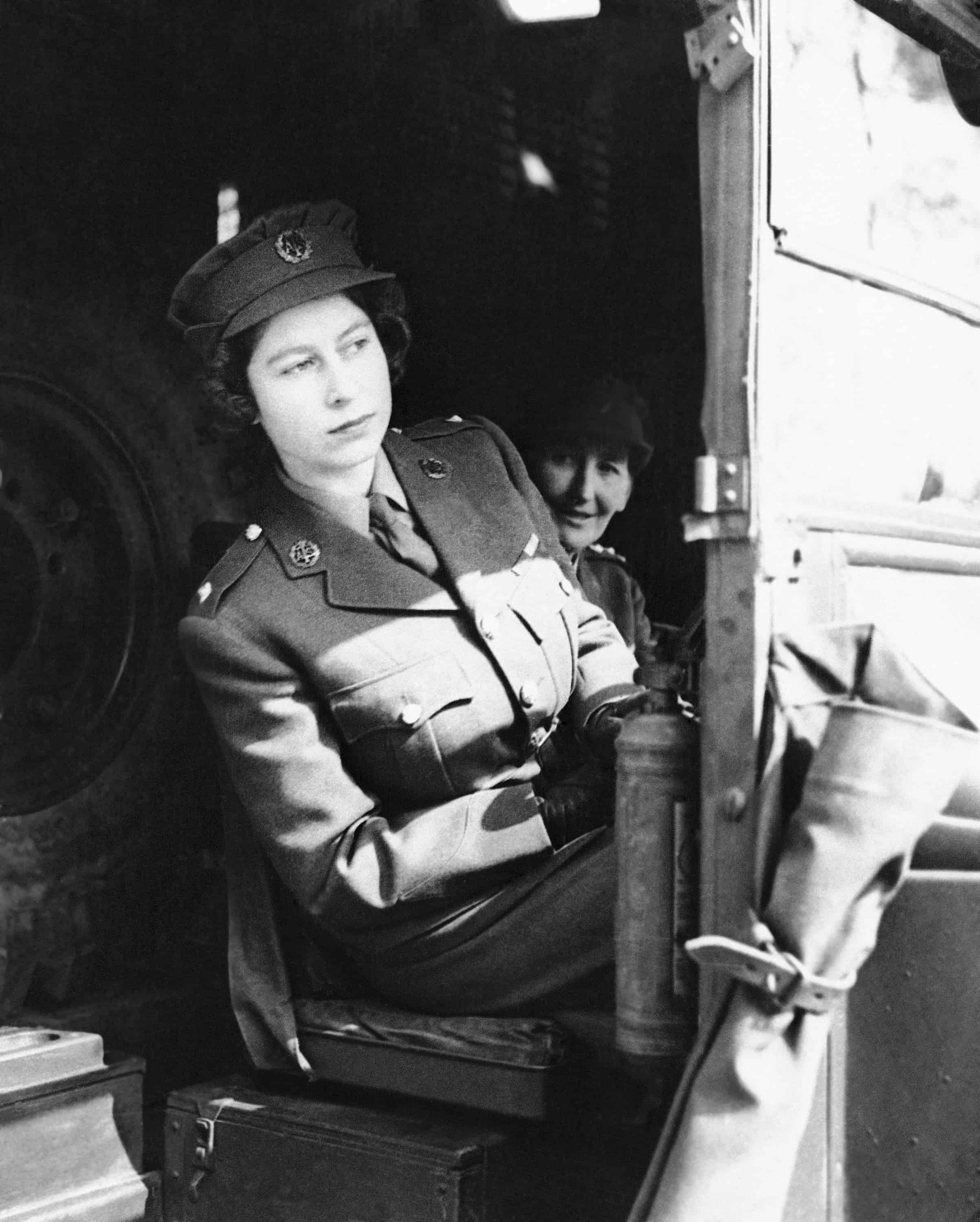 Durante la Segunda Guerra Mundial, la joven princesa Isabel se hizo conocida brevemente como la No. 230873, Segunda Subalterna Elizabeth Alexandra Mary Windsor del Servicio de Transporte Auxiliar No. 1. Después de meses de hacer campaña para obtener el permiso de sus padres para hacer algo por el esfuerzo de guerra, la heredera al trono aprendió con entusiasmo a conducir y dar servicio a ambulancias y camiones. Ella ascendió al rango de Comandante