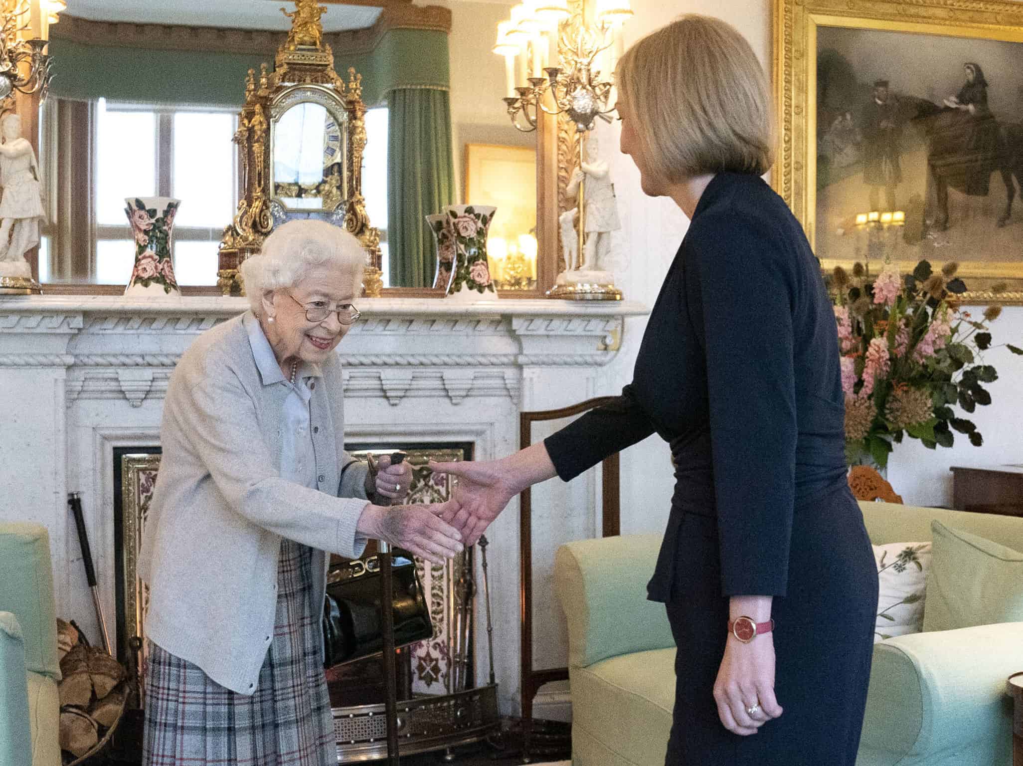 La reina Isabel II recibe a Liz Truss en la residencia del Balmoral, Escocia, donde la monarca le solicitó formar un nuevo gobierno como nueva líder del Partido Conservador, el 6 de septiembre de 2022.