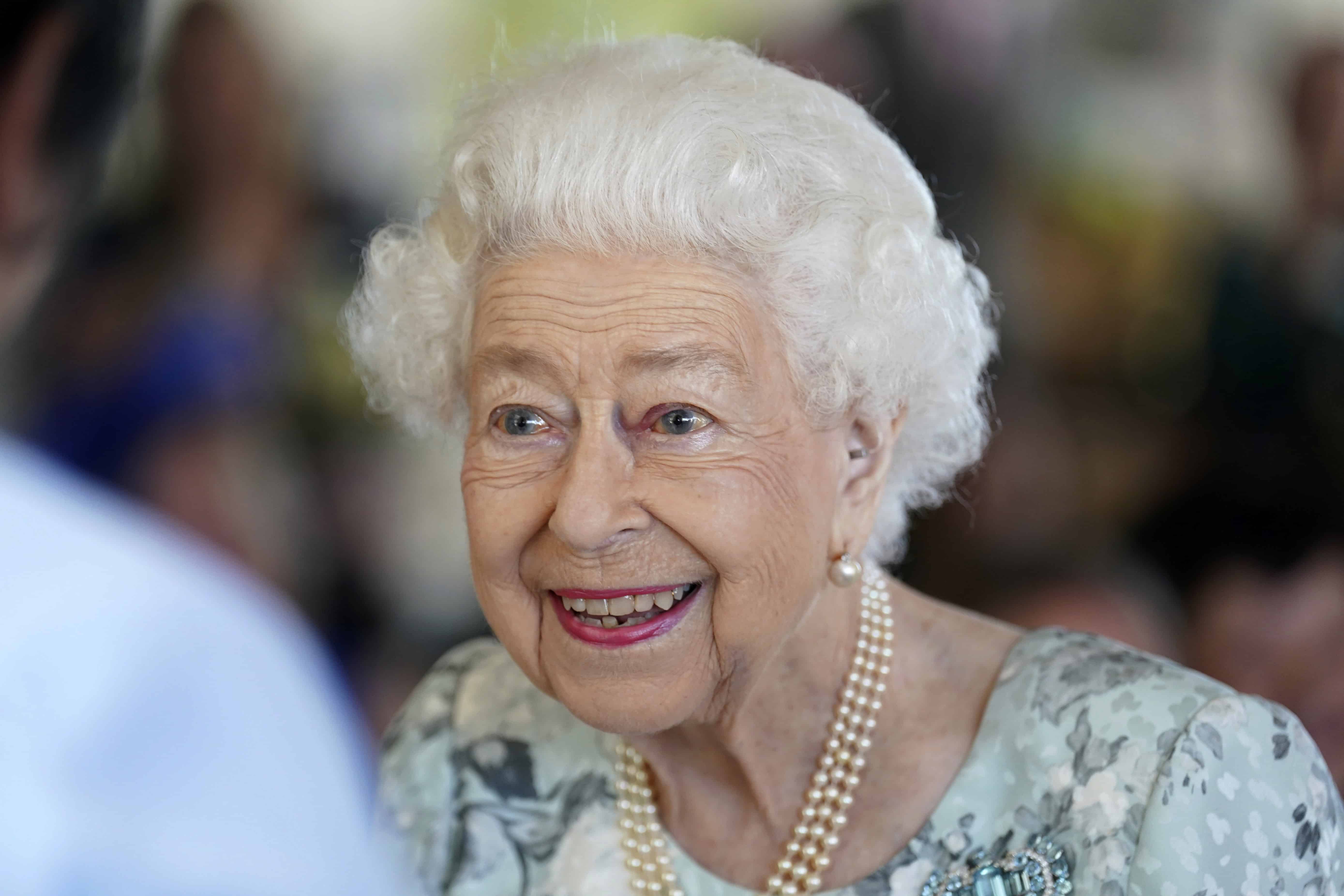La reina Isabel II de Gran Bretaña durante una visita para inaugurar el nuevo edificio en Thames Hospice, Maidenhead, Inglaterra, el 15 de julio de 2022.