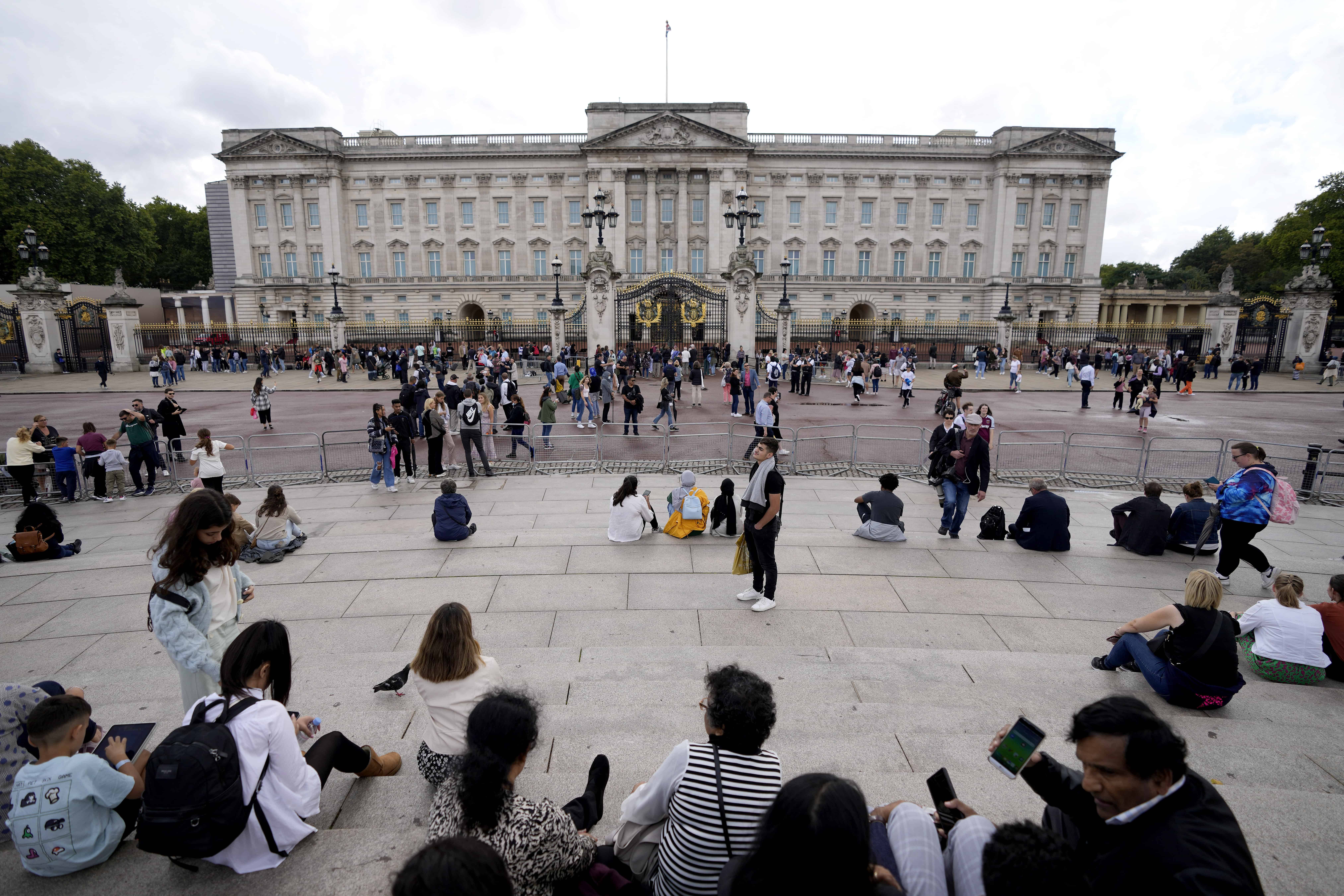 Británicos y turistas se reúnen en el Palacio ante anuncio de estado de sal