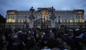 L&aacute;grimas, silencio y el himno God save the Queen frente al Palacio de Buckingham