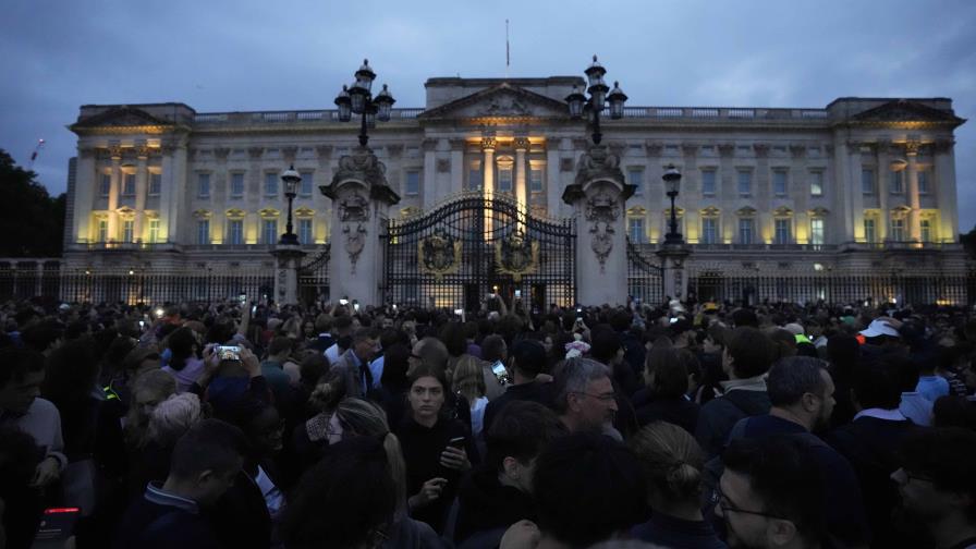 Lágrimas, silencio y el himno God save the Queen frente al Palacio de Buckingham