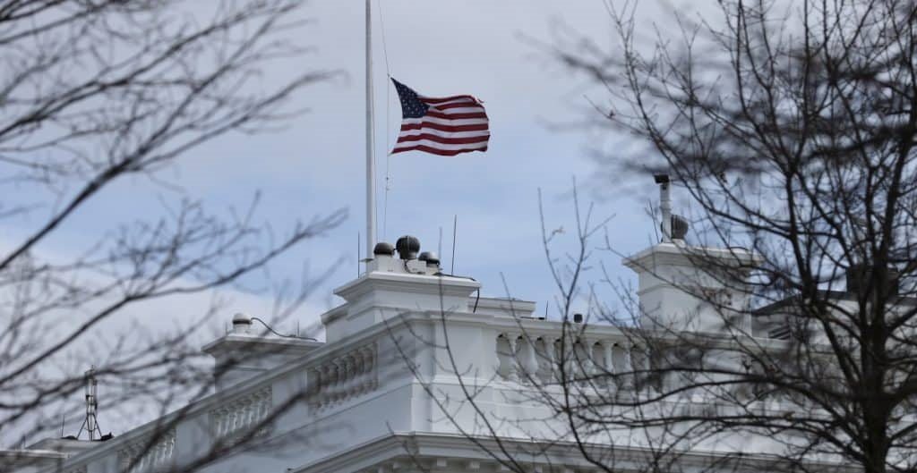 La Casa Blanca y el Capitolio ondean sus banderas a media asta por Isabel II