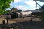 Video | Se vuelca camión de aguas residuales en medio de la avenida Jacobo Majluta