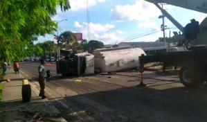 Video | Se vuelca camión de aguas residuales en medio de la avenida Jacobo Majluta