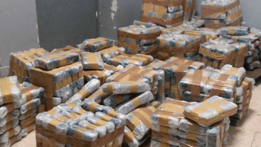 Autoridades incautan 1,6 toneladas de cocaína en puerto del norte de Colombia