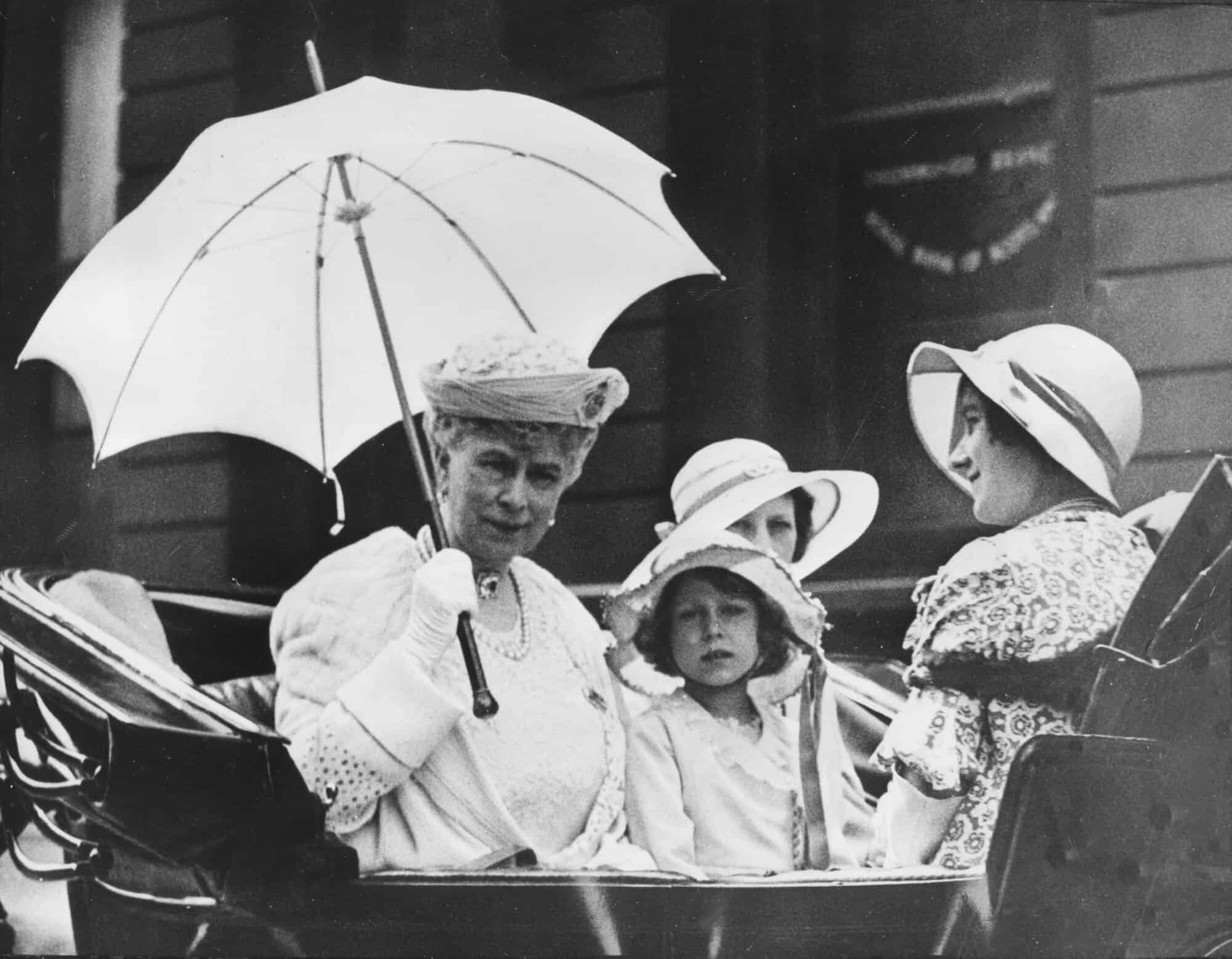 La reina fue bautizada como Isabel Alexandra María de York, en honor a su madre, abuela paterna y bisabuela paterna. Pero cuando era niña, su familia la conocía cariñosamente como la joven Lilibet porque no podía pronunciar Elizabeth correctamente.