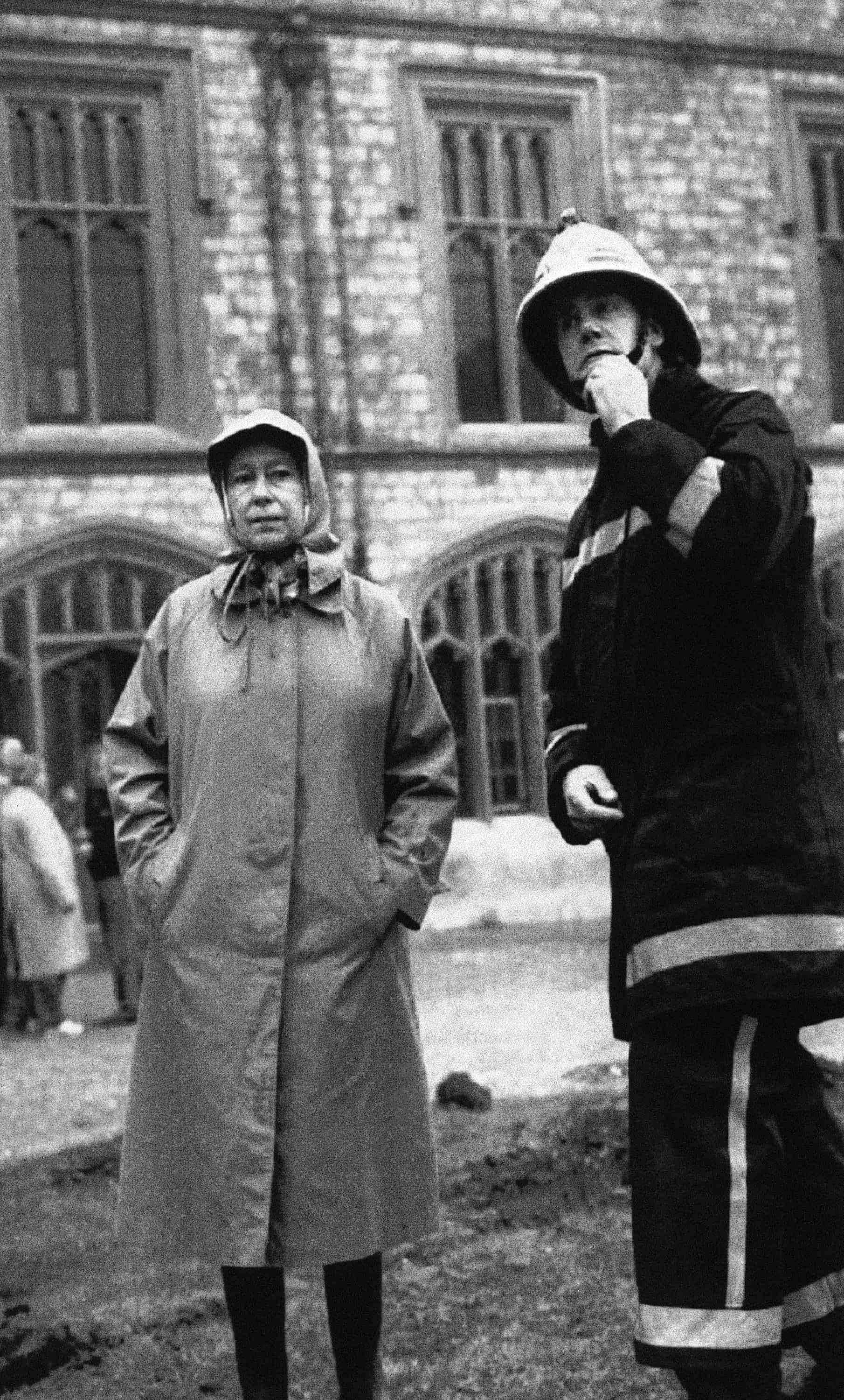 Ella pudo haber sido la reina, pero también pagó impuestos, al menos desde 1992. Cuando el Castillo de Windsor, la residencia de fin de semana de la reina, fue devastada por un incendio en 1992, el público se rebeló contra el pago de millones de libras por las reparaciones. Pero accedió voluntariamente a pagar impuestos sobre sus ingresos personales.