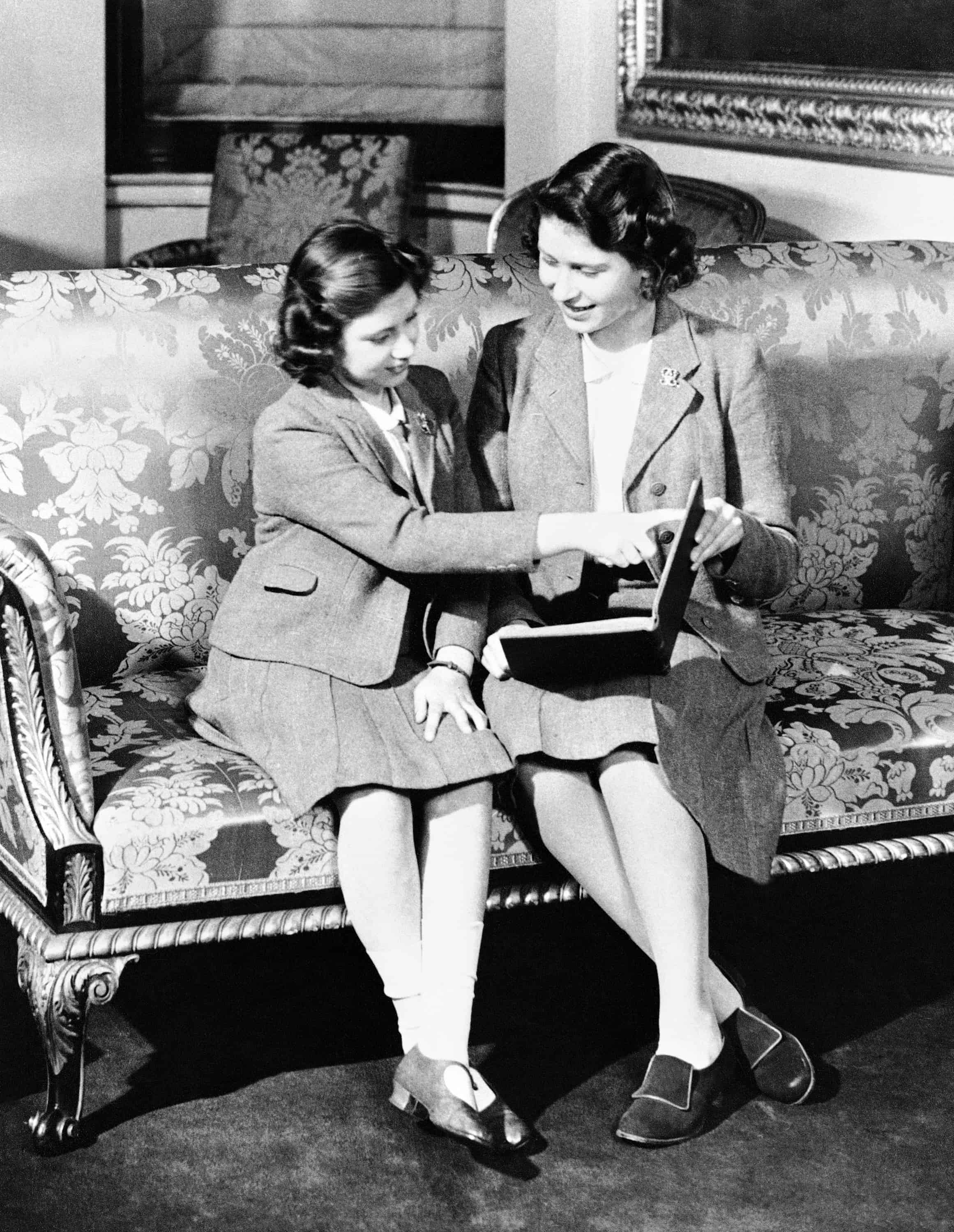Como muchos miembros de la realeza de su tiempo y antes, Elizabeth nunca fue a una escuela pública y nunca estuvo expuesta a otros estudiantes. En cambio, fue educada en casa con Margaret, su hermana menor.