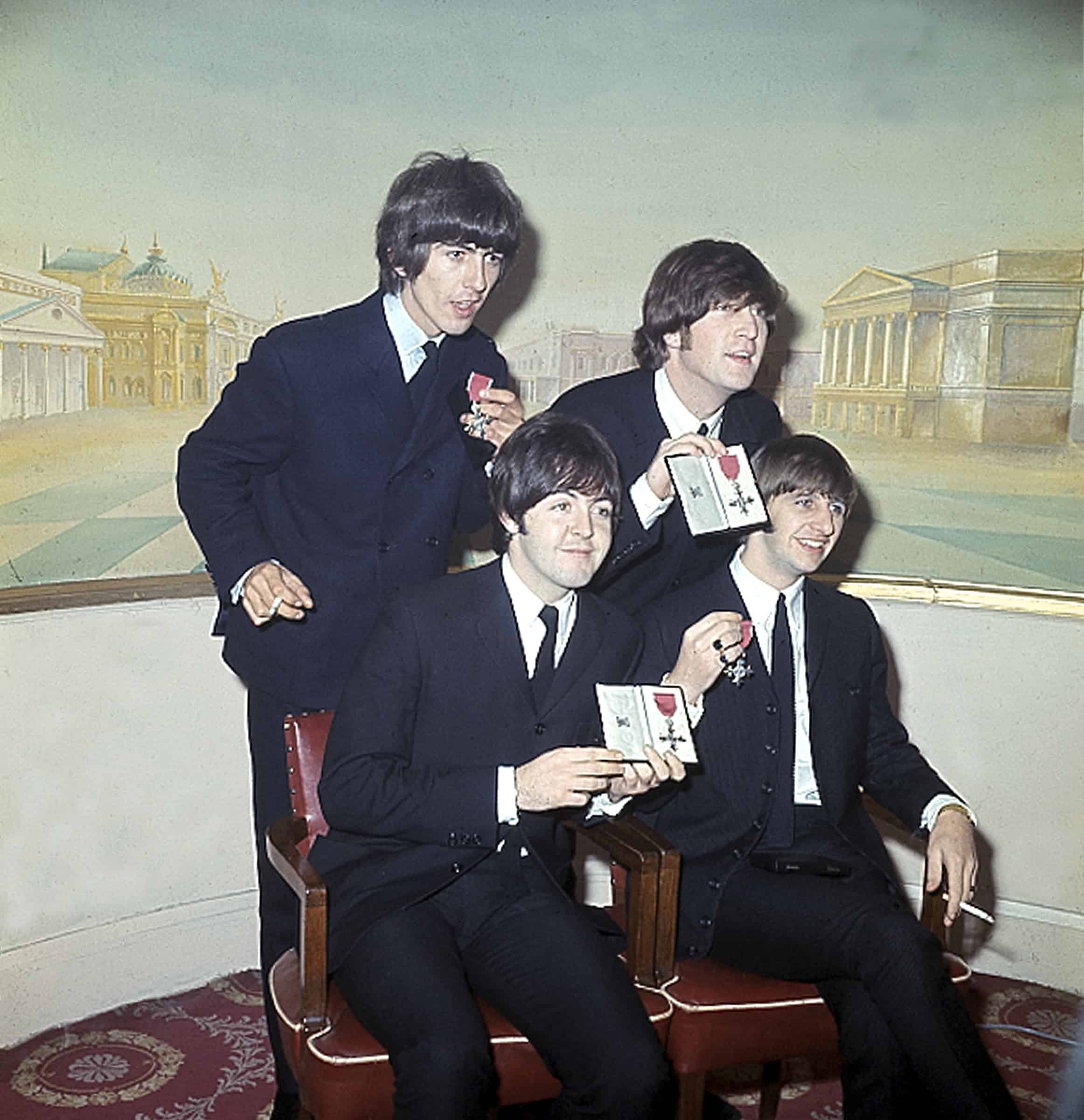 La reina inevitablemente se convirtió en el tema de muchas canciones pop. Los Beatles inmortalizaron a la reina con el irónico Su Majestad, llamándola una chica muy agradable aunque no tiene mucho que decir. La breve canción, cantada por Paul McCartney y grabada en 1969, apareció al final del álbum Abbey Road.