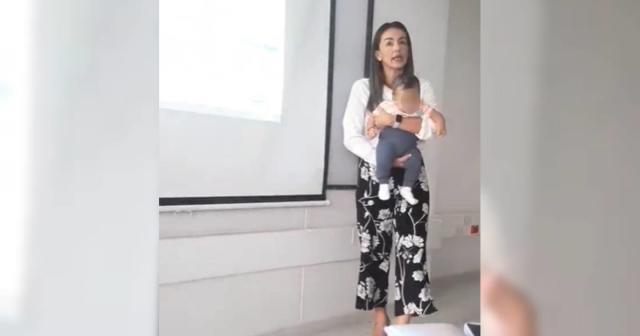 Maestra carga bebé de una alumna para que ella pueda tomar clase en Colombia