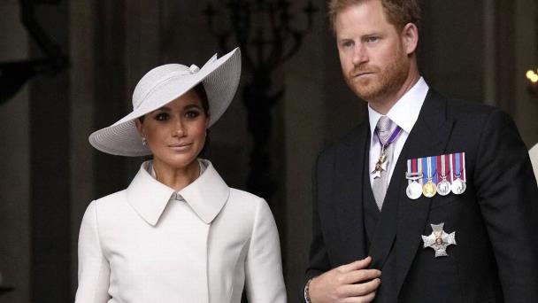 El príncipe Harry y Meghan viajan hacia Escocia para estar con la reina Isabel II
