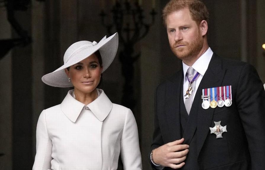 El príncipe Harry y Meghan viajan hacia Escocia para estar con la reina Isabel II