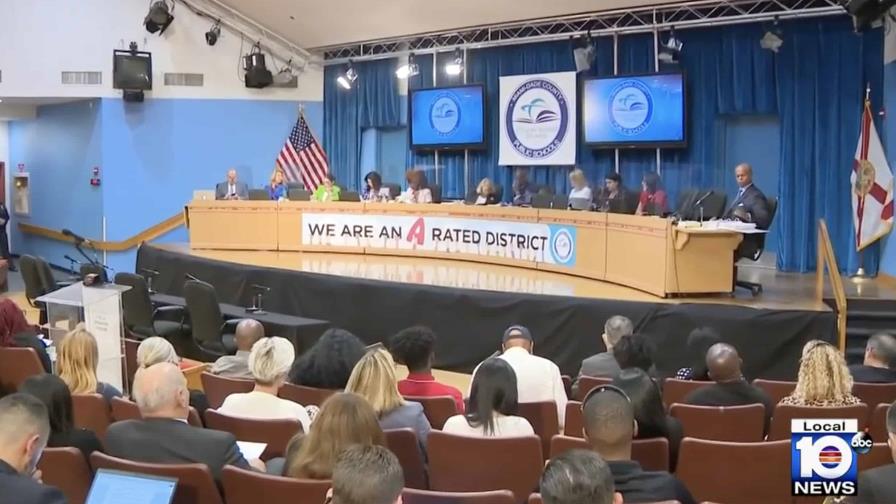 Junta escolar en Miami se opone a reconocer octubre como el mes LGBTQ