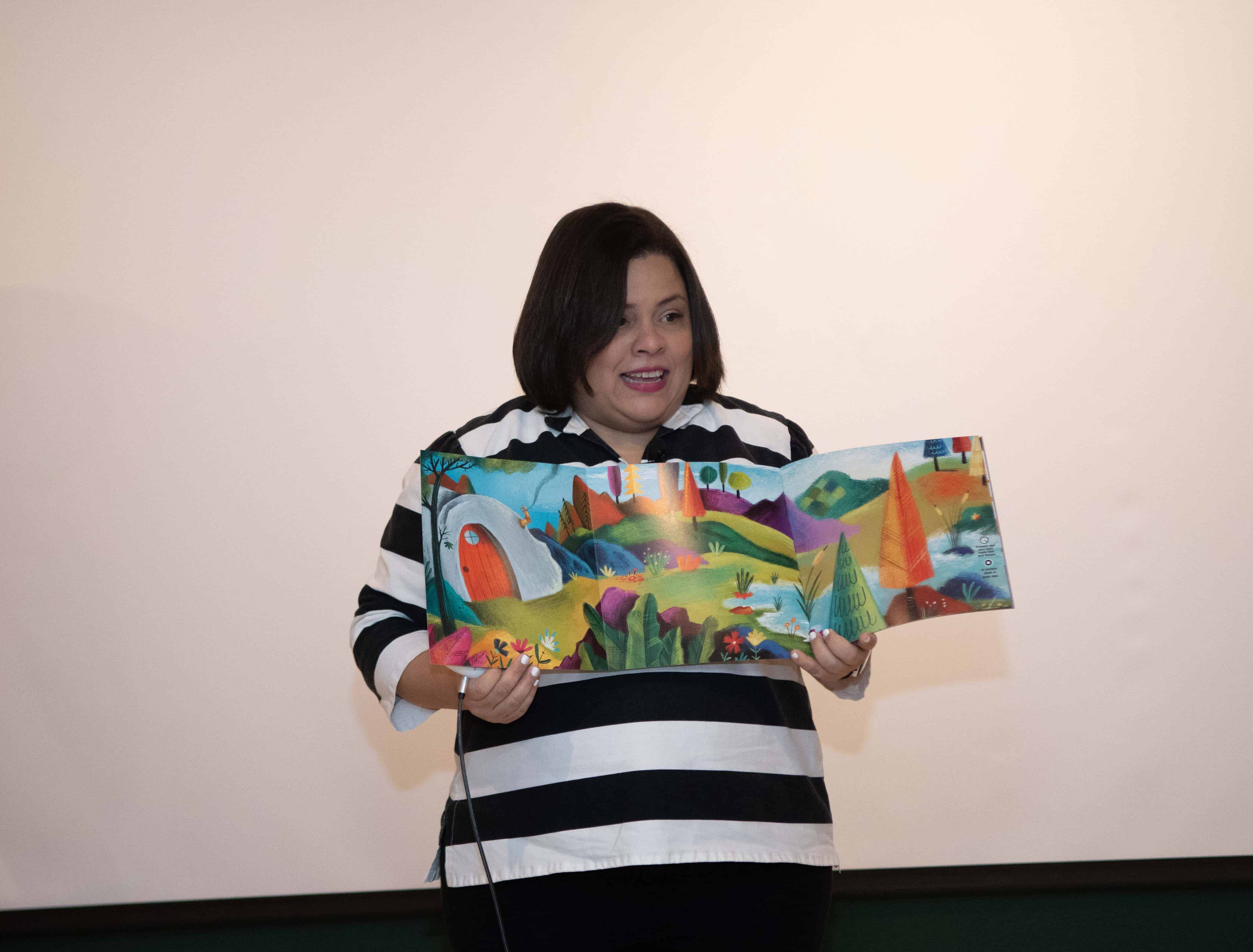 Anya Damirón durante la presentación de su propuesta.