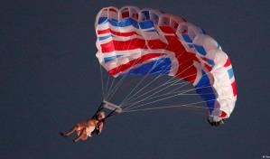 Isabel II, la reina que llegó en paracaídas con James Bond al Estadio Olímpico