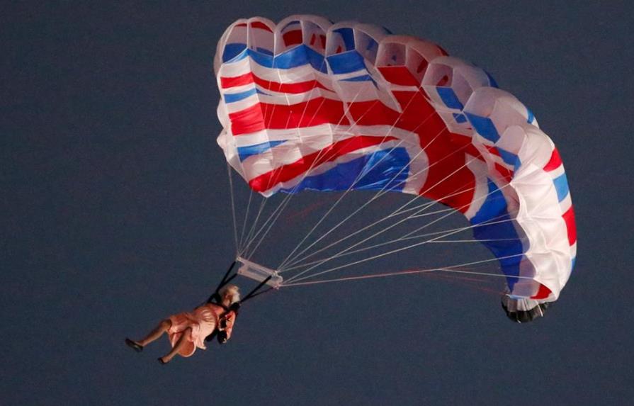 Isabel II, la reina que llegó en paracaídas con James Bond al Estadio Olímpico