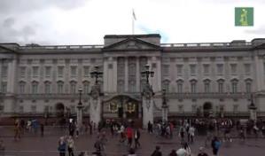 Multitud se reúne frente al Palacio de Buckingham ante el frágil estado de salud de la reina Isabel II