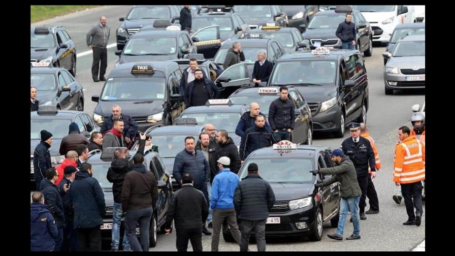 Cientos de taxistas de diferentes países piden en Bruselas poner coto a Uber Cientos de taxistas de diferentes países piden en Bruselas poner coto a Uber
