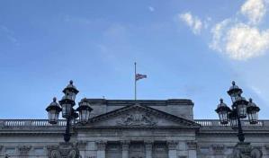 La bandera ondea a media asta en Buckingham tras la muerte de Isabel II