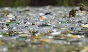 El pl&aacute;stico que pone en peligro a embalse, pesca y especies de El Salvador