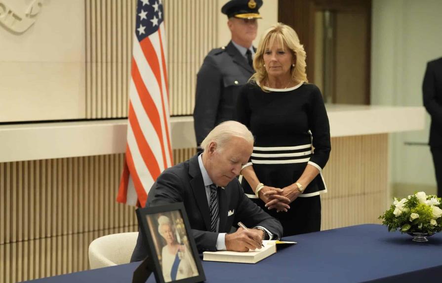 Biden rinde homenaje a Isabel II en un libro de condolencias: Estoy encantado de haberla conocido