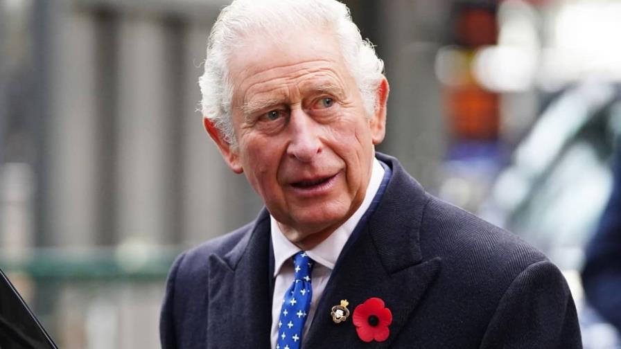 Carlos III muestra una imagen cercana al saludar a admiradores en Buckingham