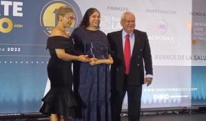 Revista Reporte Médico reconoce a periodista de Diario Libre Claudia Fernández Revista Reporte Médico reconoce a periodista de Diario Libre Claudia Fernández