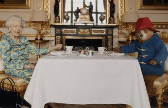 Cuando la reina Isabel II y Paddington, el famoso personaje infantil británico, compartieron el té