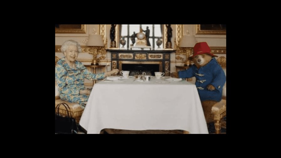 Cuando la reina Isabel II y Paddington, el famoso personaje infantil británico, compartieron el té Cuando la reina Isabel II y Paddington, el famoso personaje infantil británico, compartieron el té