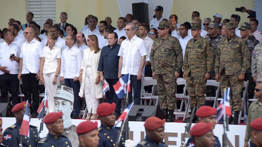 Abinader encabeza desfile cívico militar por natalicio de Gregorio Luperón