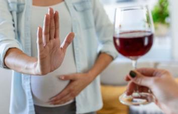 Introducirán resolución que busca impedir la venta de alcohol a embarazadas