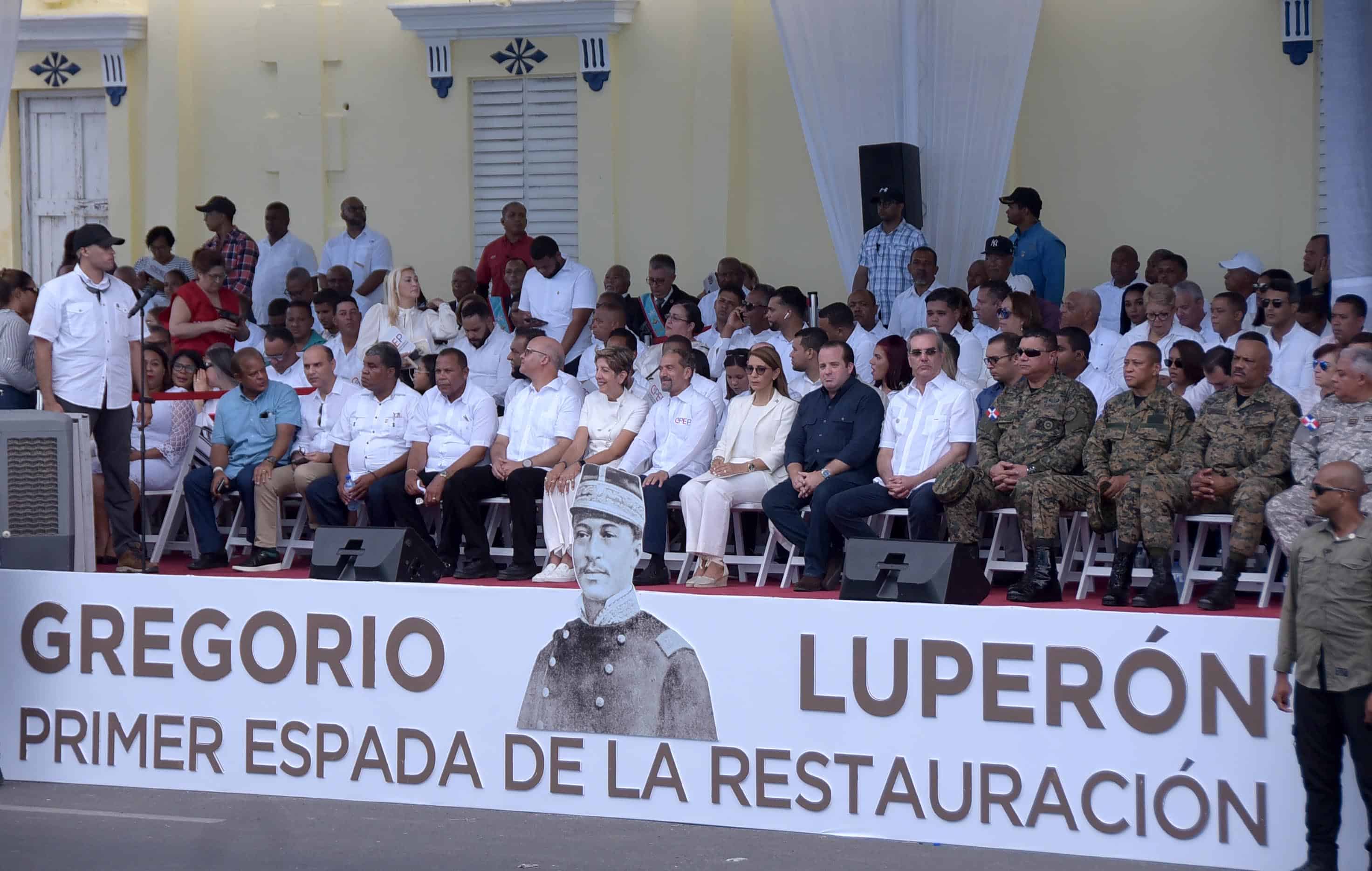 Las autoridades durante el desfile cívico militar en honor al héroe de la patria Gregorio Luperón.