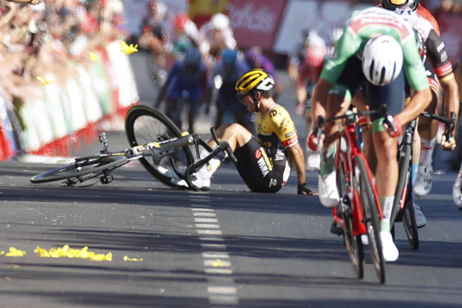 El ciclista esloveno Primoz Roglic (i), del equipo Jumbo Visma, sufre una caída a pocos metros de la línea de meta al tiempo que el ciclista danés Mads Pedersen (d), del equipo Trek-Segafredo y líder de la regularidad, se proclama vencedor de la decimosexta etapa de la Vuelta a España, entre Sanlúcar de Barrameda y Tomares sobre 189,4 kilómetros, este martes.&nbsp;