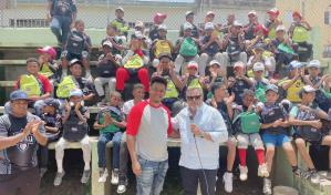 Comisionado de B&eacute;isbol entrega unas 300 mochilas a ni&ntilde;os de ligas de b&eacute;isbol