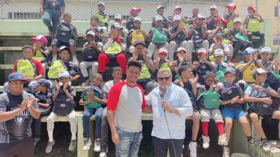 Comisionado de Béisbol entrega unas 300 mochilas a niños de ligas de béisbol