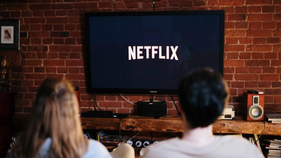Hungría acusa a Netflix de violar la ley por beso de dos niñas en animación