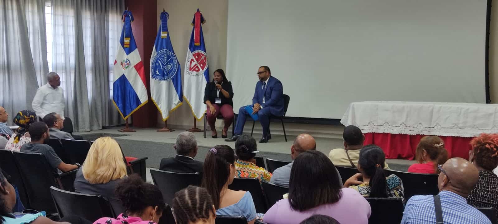 Impartición del seminario Escena del crimen en la UASD.