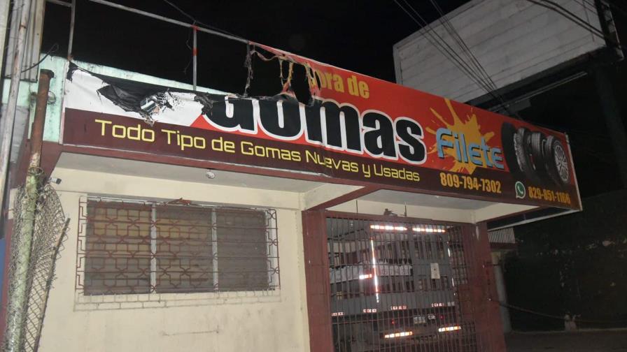 Sofocan incendio que afectó gomera en la autopista Duarte Sofocan incendio que afectó gomera en la autopista Duarte