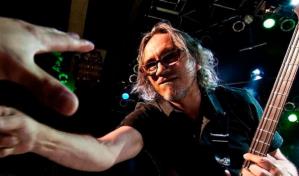 Famosos y fan&aacute;ticos despiden al l&iacute;der de Enanitos Verdes