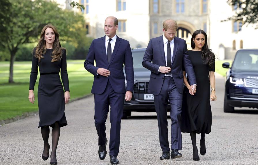 Los príncipes Guillermo y Enrique aparecen juntos con sus esposas en Windsor