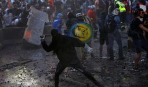 Cientos de j&oacute;venes se manifiestan en el centro de Santiago de Chile