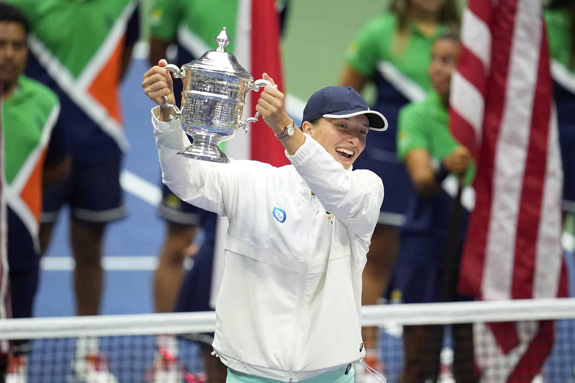 Iga Swiatek de Polonia celebra con el trofeo del campeonato tras derrotar a Ons Jabeur de Túnez durante el partido final femenino del US Open Tennis Championships.