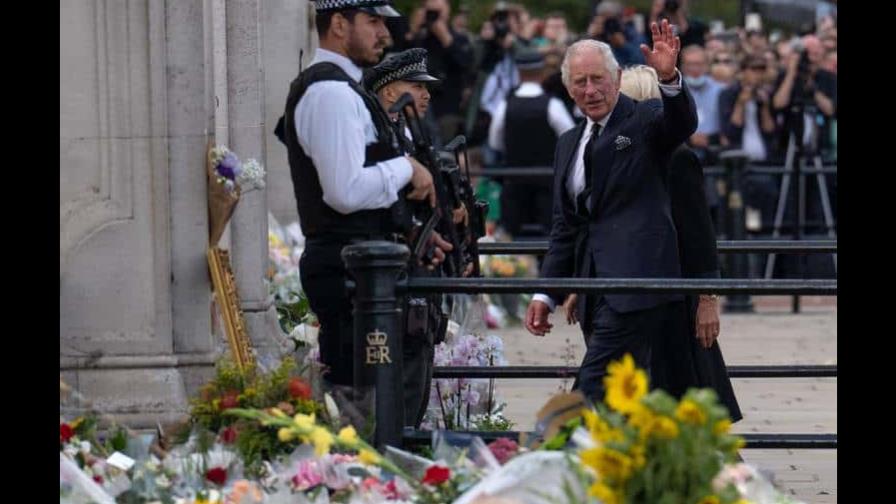 Cañonazos, homenajes y ofrendas inician el adiós a la reina Isabel II