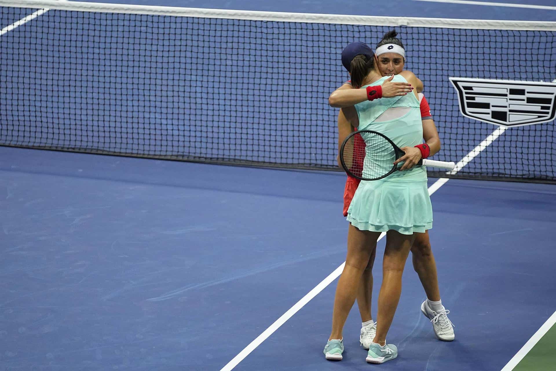 ga Swiatek de Polonia (L) y Ons Jabeur de Túnez se abrazan después del partido final femenino del Campeonato Abierto de Tenis de EE. UU. en el Centro Nacional de Tenis de la USTA en Flushing Meadows, Nueva York EE. UU., 10 de septiembre de 2022.
