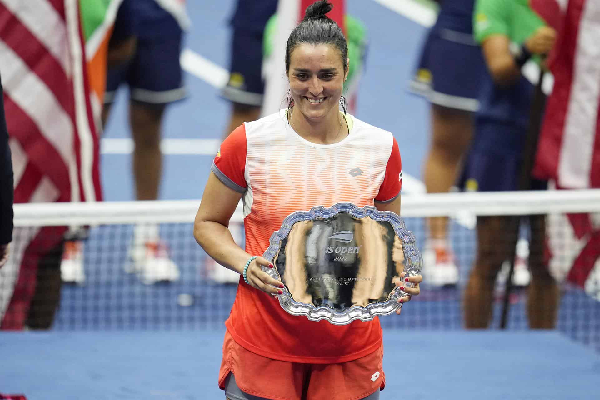 Ons Jabeur de Túnez posa con el trofeo de subcampeón después de perder ante Iga Swiatek de Polonia durante el partido final femenino del US Open Tennis Championships.